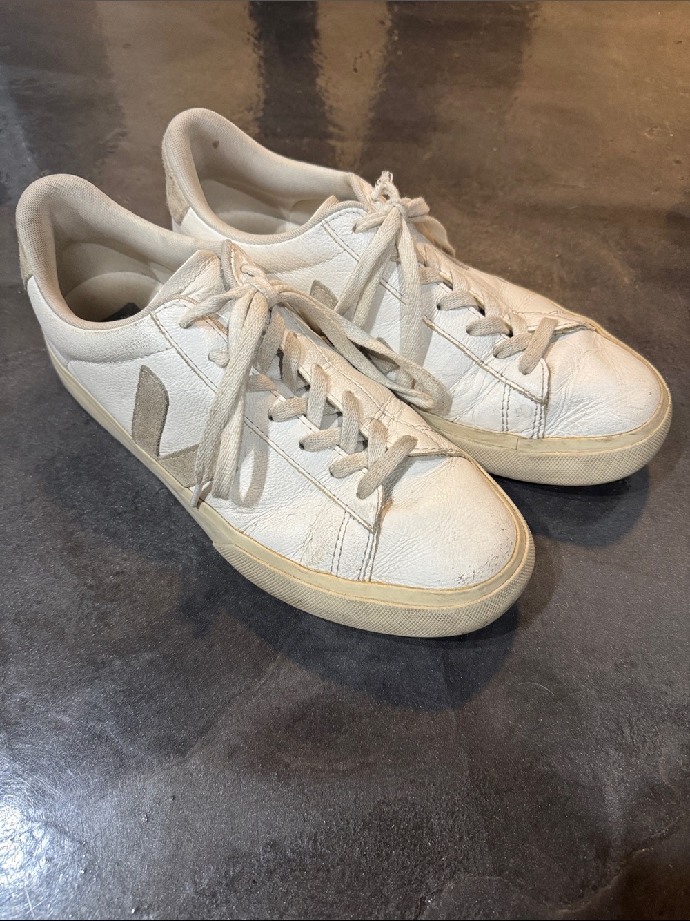 Women’s Vejas Minimal Leather Low-Top Sneakers in Off-White